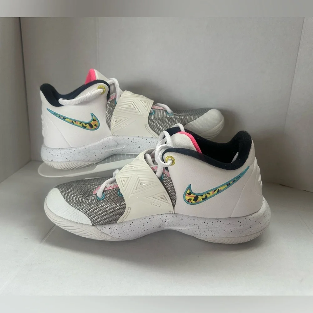 Girls or big girls Nike Kyrie Flytrap 3 South Beach Shoes Basketball Size 6Y